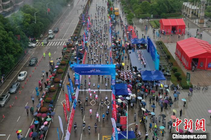 2024年南昌进贤环青岚湖自行车大赛鸣枪开赛，近