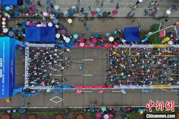 2024年南昌进贤环青岚湖自行车大赛鸣枪开赛，近