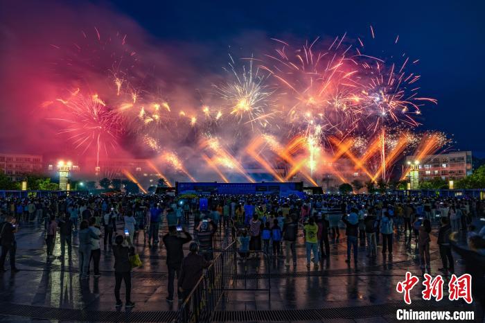 2024年南昌进贤环青岚湖自行车大赛鸣枪开赛，近