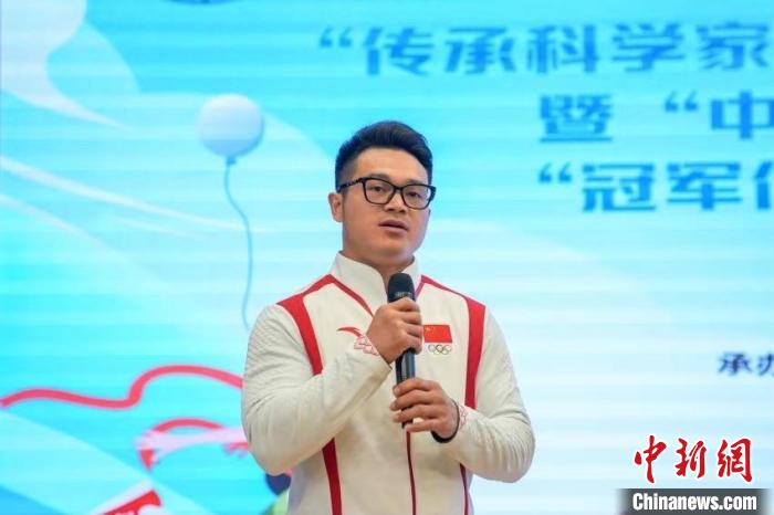 奥运冠军石智勇化身校园体育老师，用举重的力