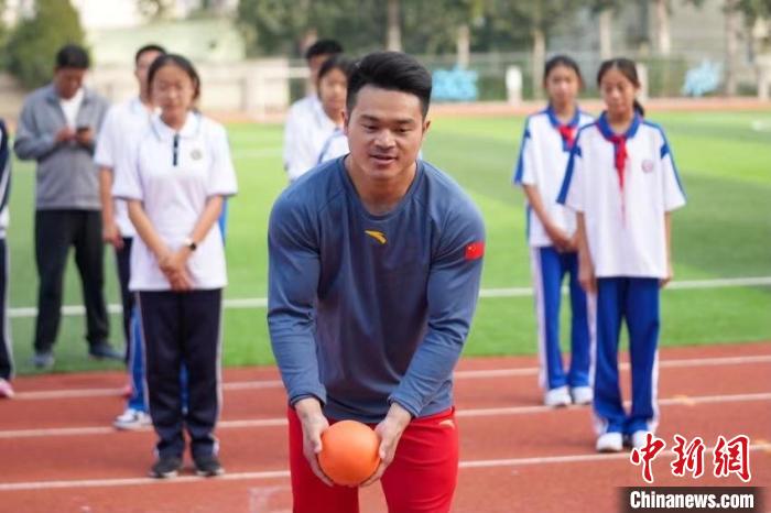 奥运冠军石智勇化身校园体育老师，用举重的力