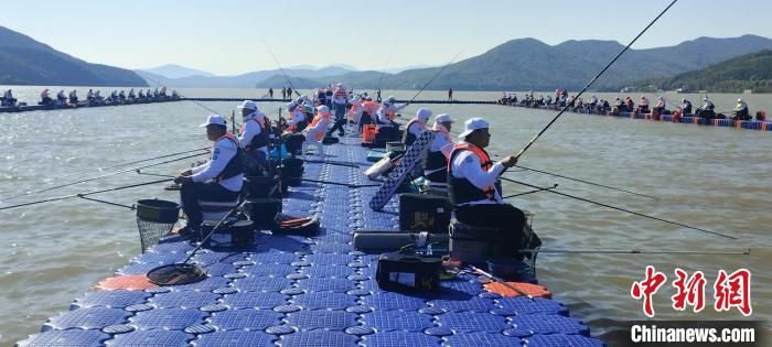 松花湖国际垂钓赛汇聚中外高手，六小时总重量