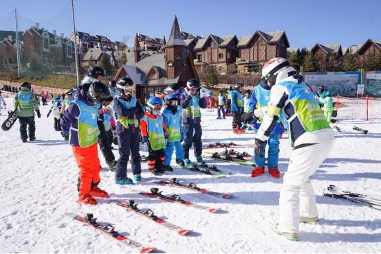 京张青少年奥林匹克冬令营正式开营 冰雪运动与