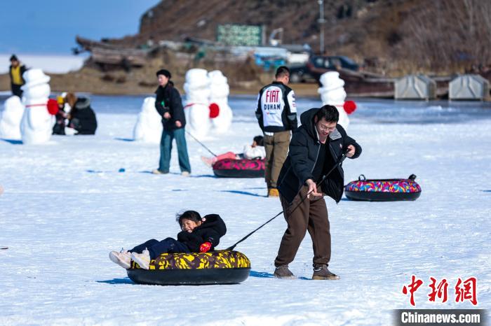 大连首次举办冰上龙舟超级联赛 500余名选手竞逐