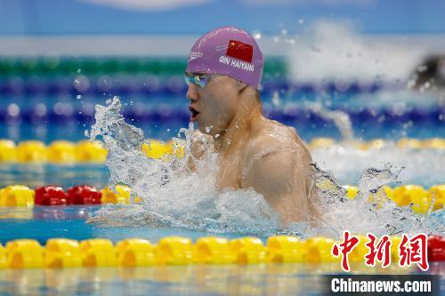 杭州亚运会游泳赛：何诗蓓破纪录夺金 覃海洋首