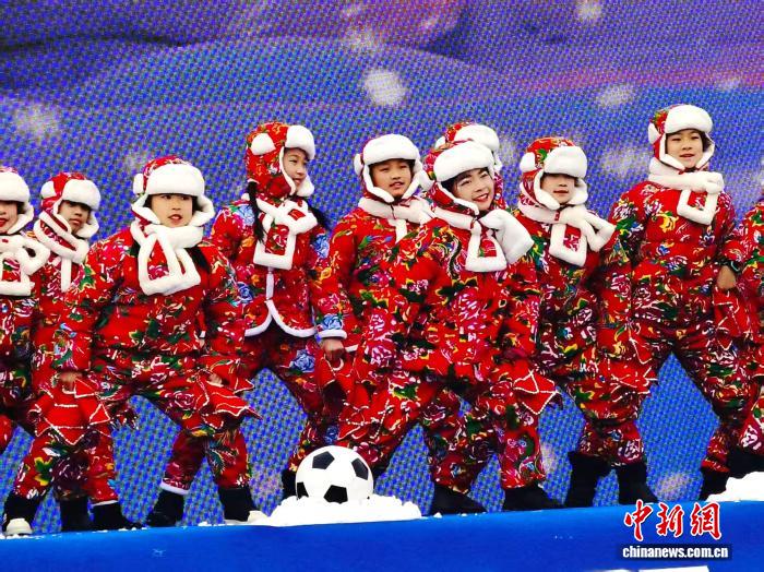 沈阳雪地足球村超联赛开幕 南北球队齐聚冰雪赛