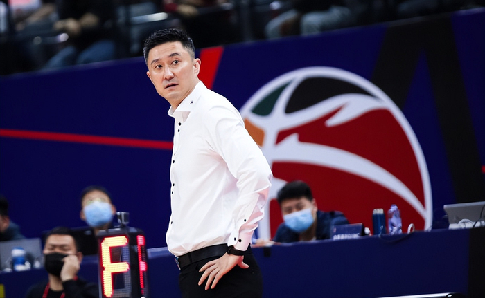 杜锋赛后言论引争议 陈家政遭弃用引发球迷不满