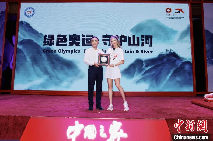 谷爱凌现身巴黎“中国之家”参与绿色奥运主题