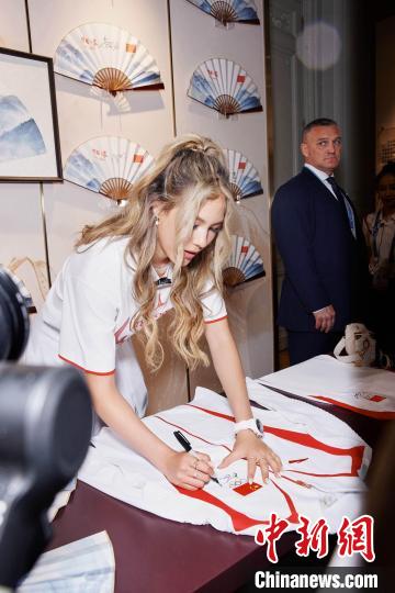 谷爱凌现身巴黎“中国之家”参与绿色奥运主题