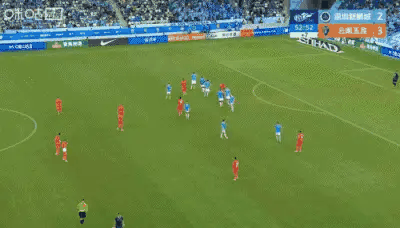 云南玉昆门将教练飞踹座椅被红牌罚下 俱乐部罚