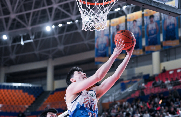 新疆男篮换帅首胜难掩伤病危机 阿不都沙拉木赛