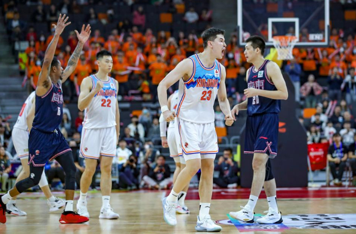 新疆男篮换帅首胜难掩伤病危机 阿不都沙拉木赛