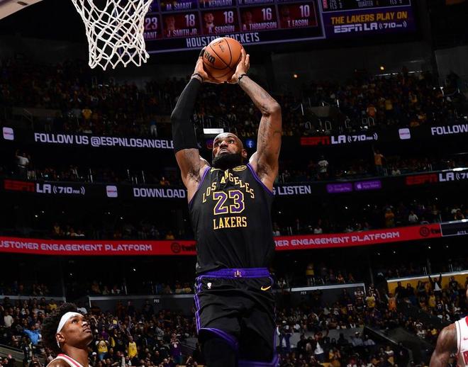 湖人守住主场优势 勒布朗-詹姆斯率队再下一城